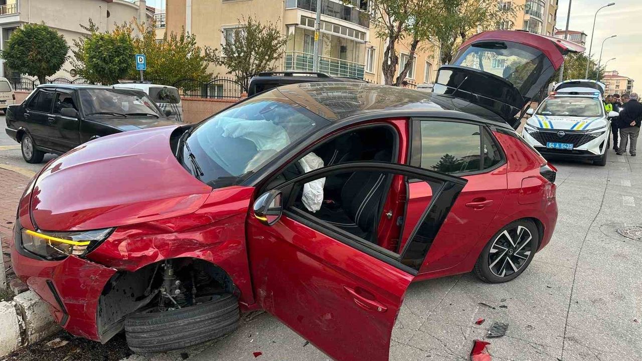 Uşak'ta Trafik Kazası: 2 Yaralı