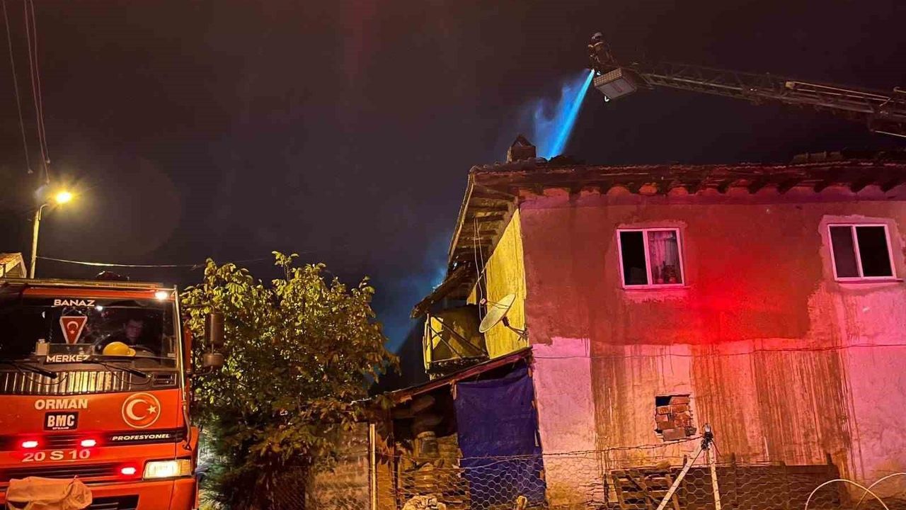 Uşak'ta Yıldırım Düşmesi Sonucu Yangın