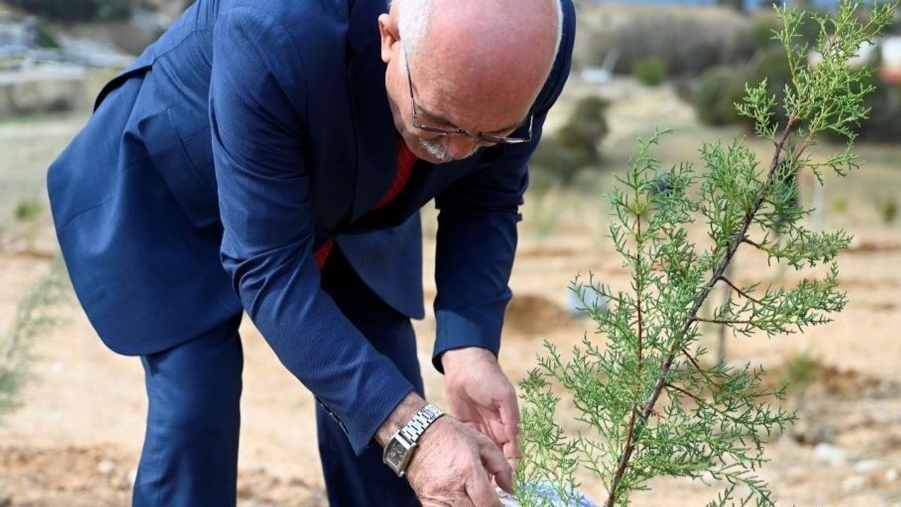 Uşak Üniversitesi'nde Ağaçlandırma Etkinliği