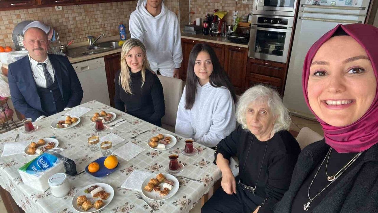 Uzun Mehmet MTAL Öğretmenler Günü'nde Emekli Öğretmene Ziyaret