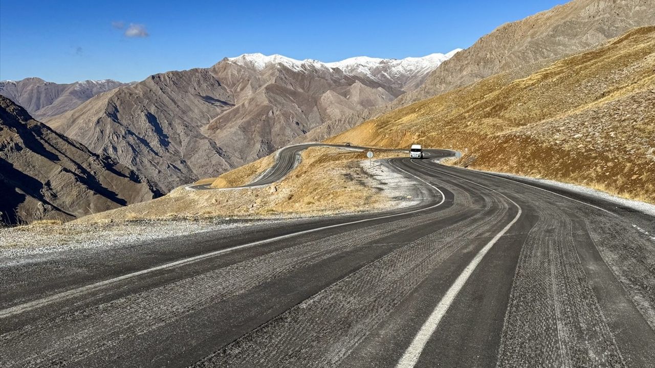 Van-Bahçesaray Yolunda Çığ Riskine Karşı 'Palyeli' Önlem