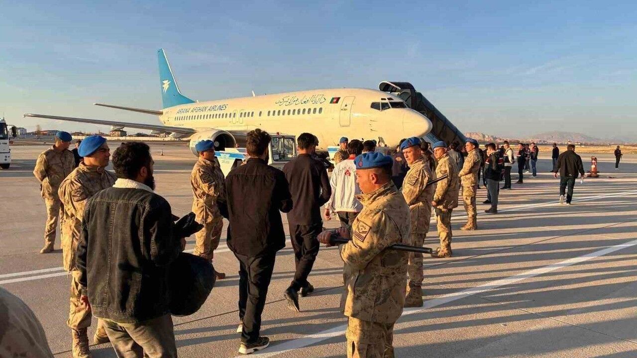 Van'da 300 Düzensiz Göçmen Ülkelerine Gönderildi