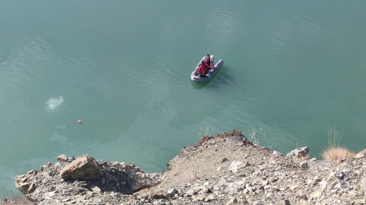 Van'da Baraja Düşen Otomobil Kazasında İki Kişi Hayatını Kaybetti