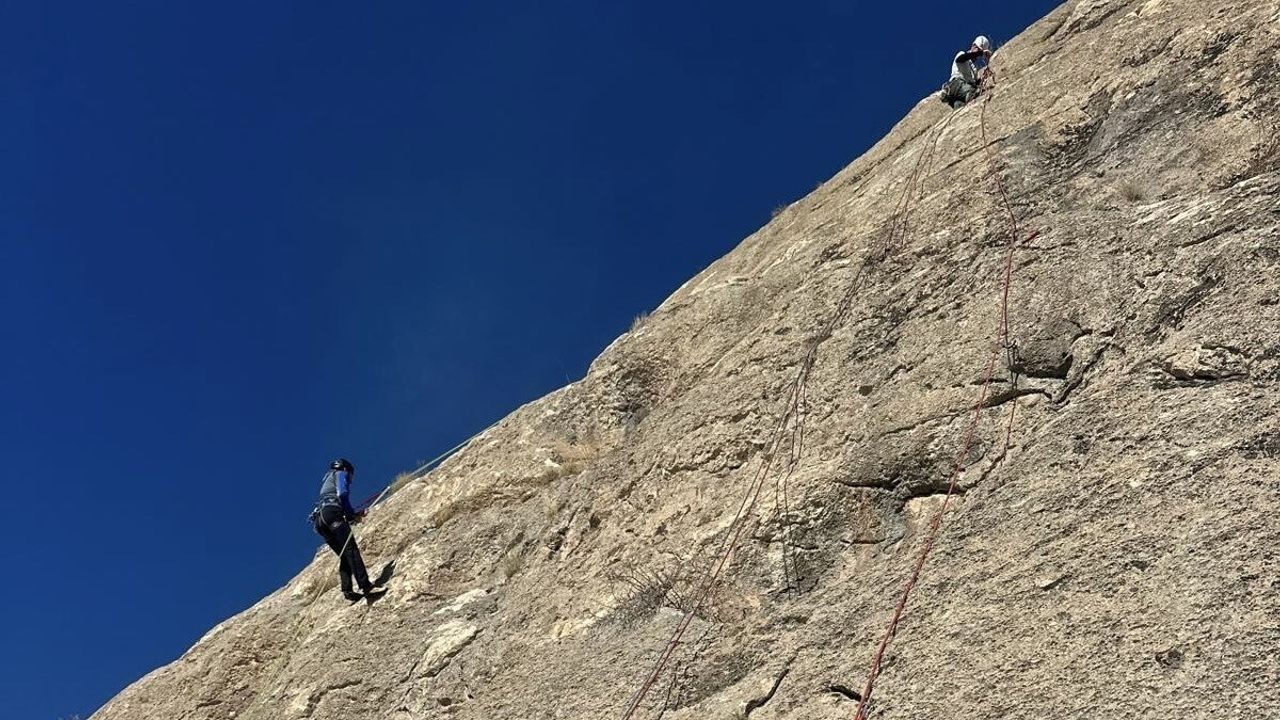Van'da İlk Çok İp Boylu Kaya Tırmanışı Eğitimi Gerçekleşti
