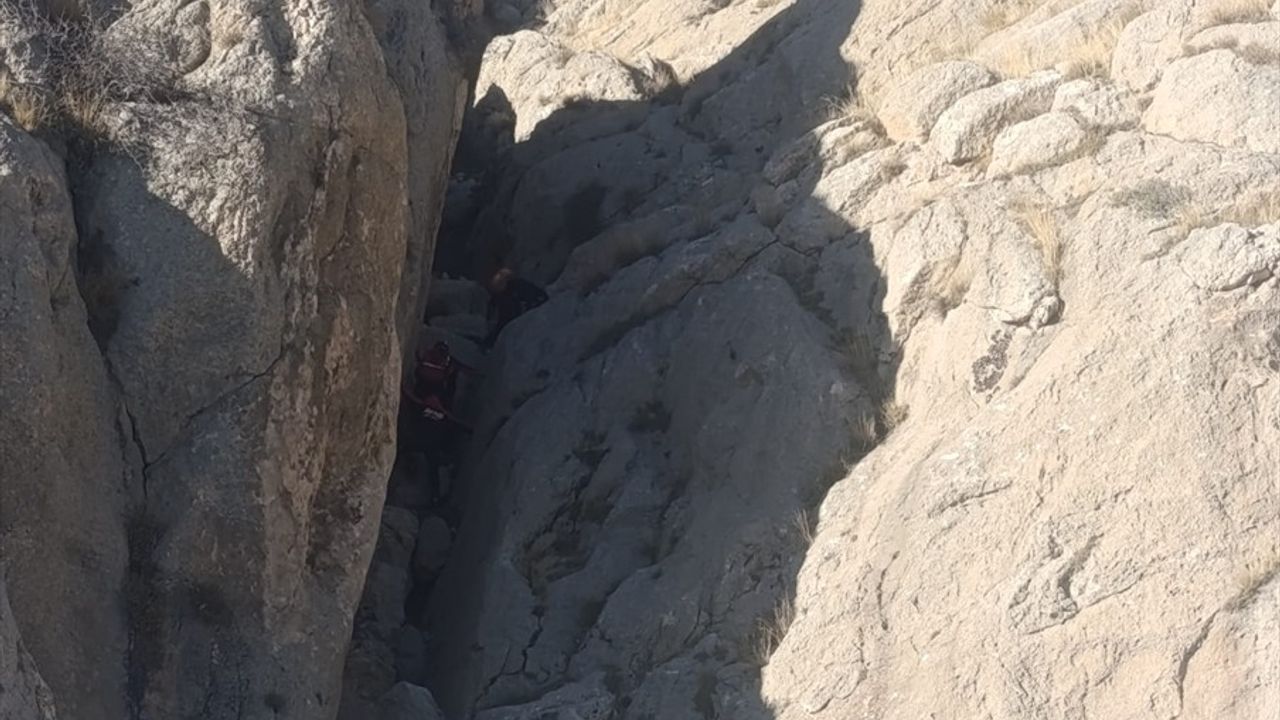 Van'da Kayalıklarda Mahsur Kalan Kişi Kurtarıldı
