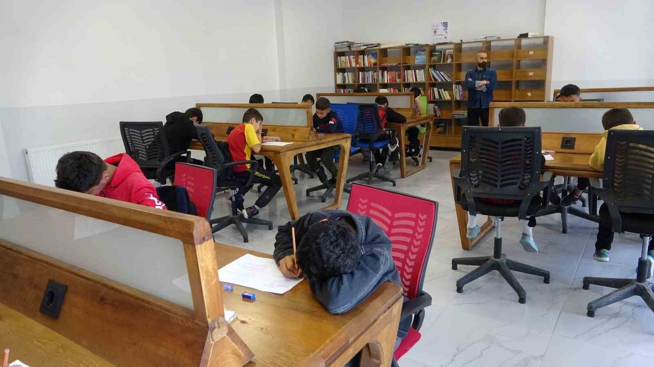 Van'da Öğrenciler Ara Tatilde Öğreniyor ve Yarışıyor