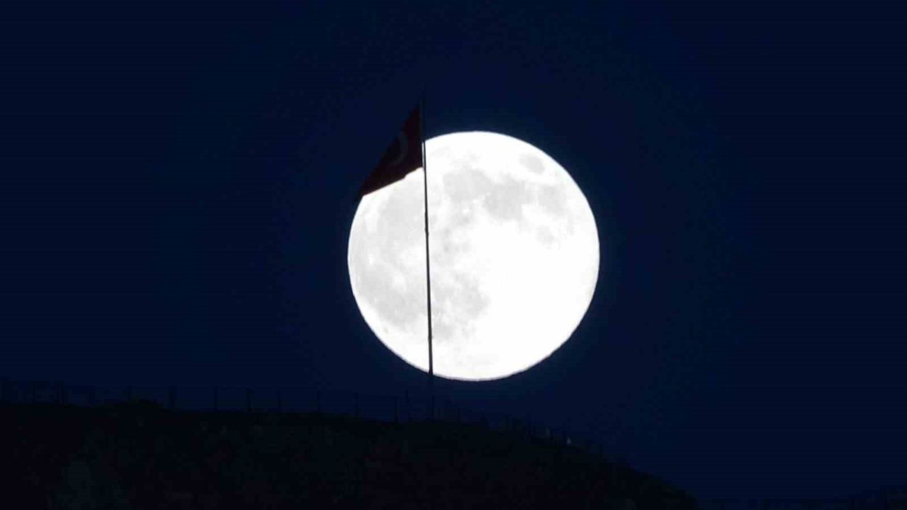Van'da Süper Ay Gökyüzünü Aydınlattı