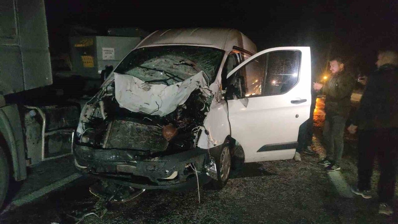 Van'da Trafik Kazası: Minibüs ve Otomobil İneğe Çarptı