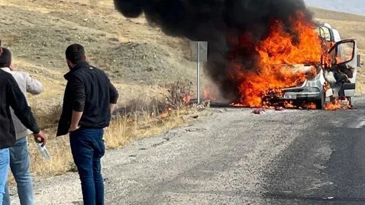 Van'da Yolcu Minibüsü Yangın Çıkardı
