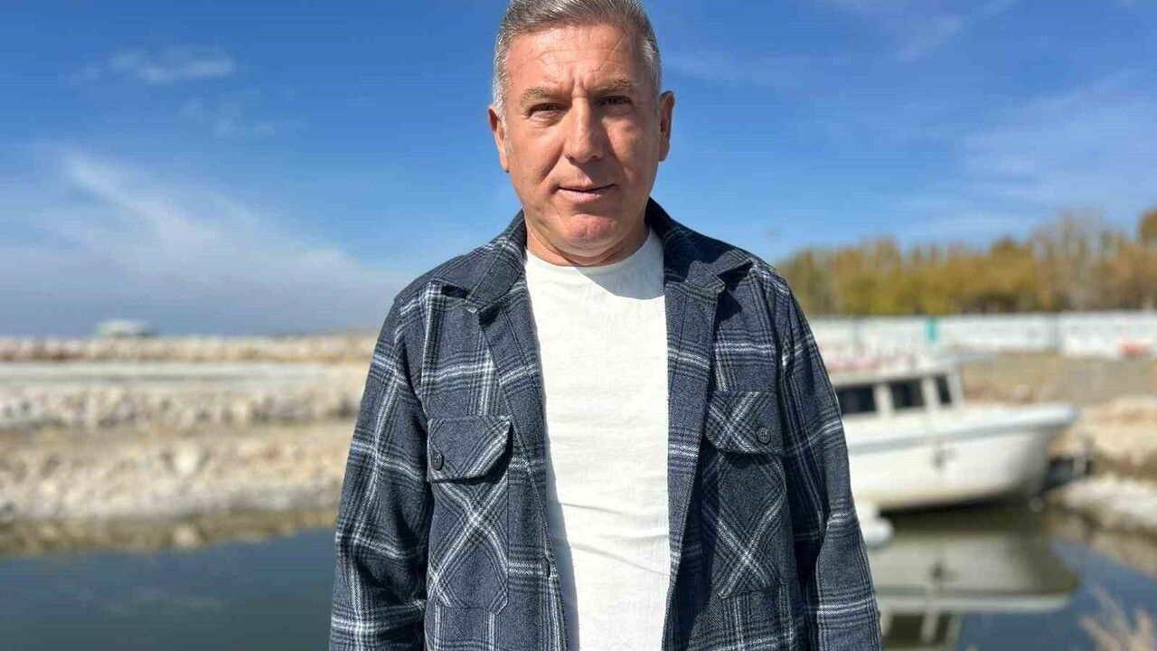 Van Gölü'nde Su Çekilmesi Balıkçılığı Tehdit Ediyor