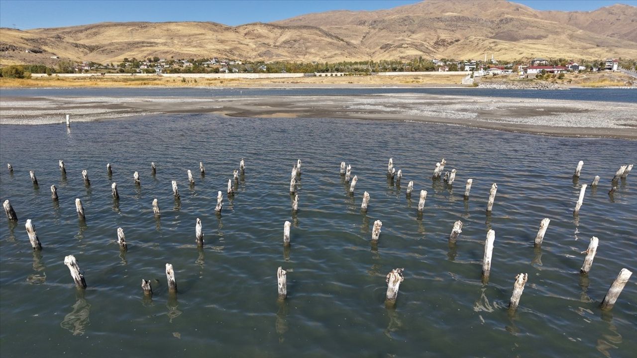Van Gölü'nde Tarihi İskeleden İzler Ortaya Çıktı