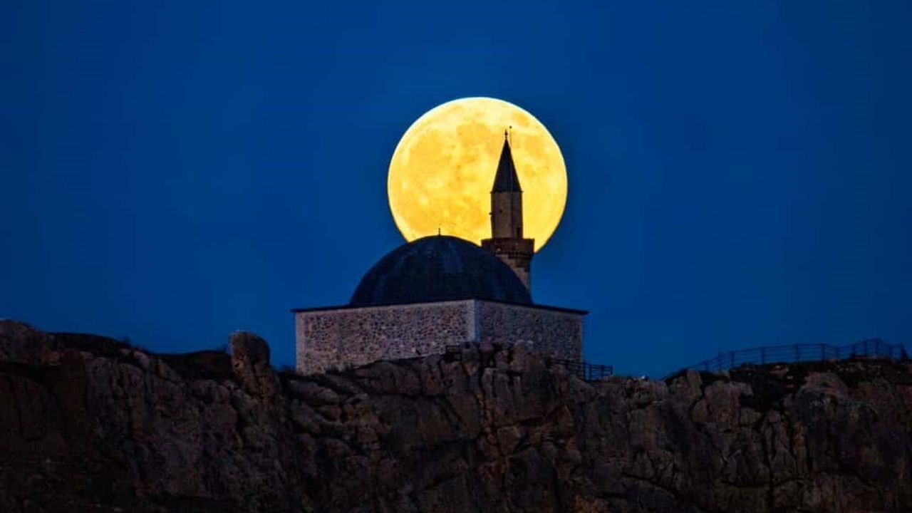 Van Kalesi'nde Kunduz Süper Ay Görsel Şölene Dönüştü