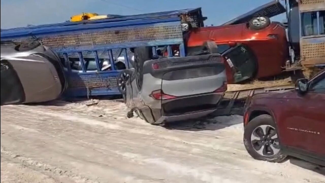 Viranşehir'de Devlet Tırı Devrildi, Milyonluk Araçlar Zarar Gördü