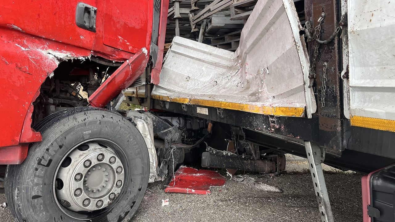 Yağışlı Hava Kaza Getirdi: Manisa'nın Kula İlçesinde Trafik Kazası