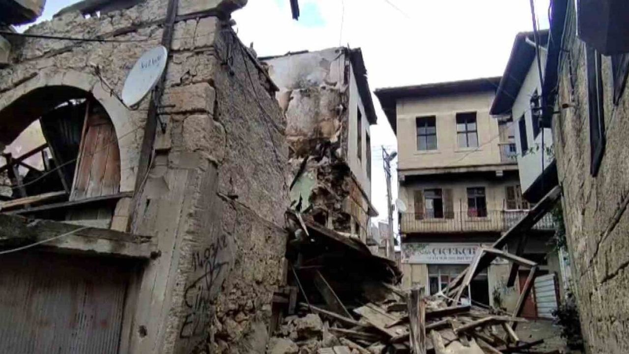 Yağışlı Havada Çöken Eski Bina Tarsus'ta Endişe Yarattı