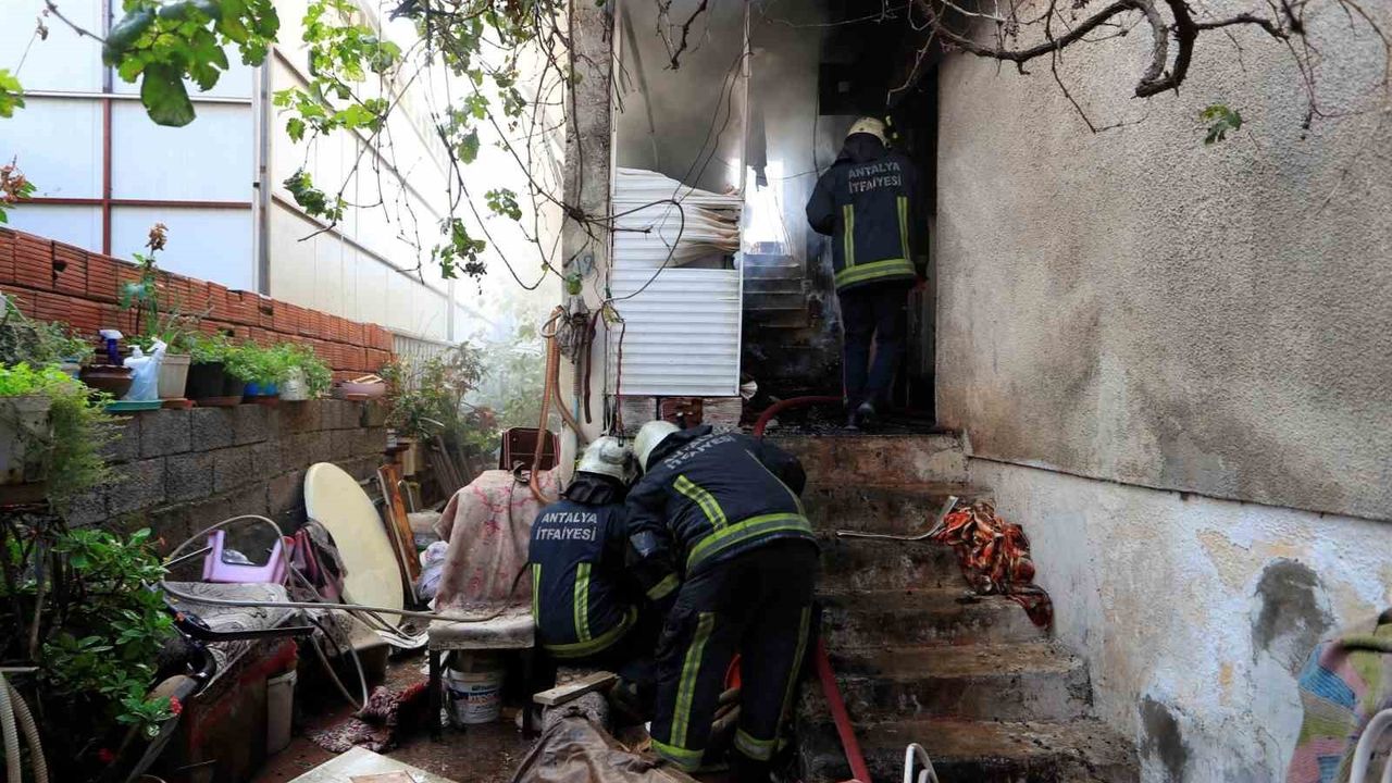 Yangının Sesi: Komşular Yaşlı Çiftin Yardımına Koştu