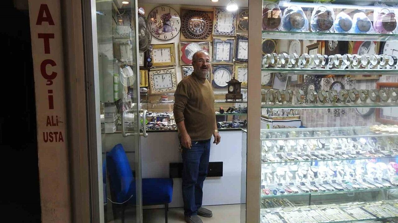 Yarım Asırdır Saat Tamirciliği: Ali Bora'nın Hikayesi