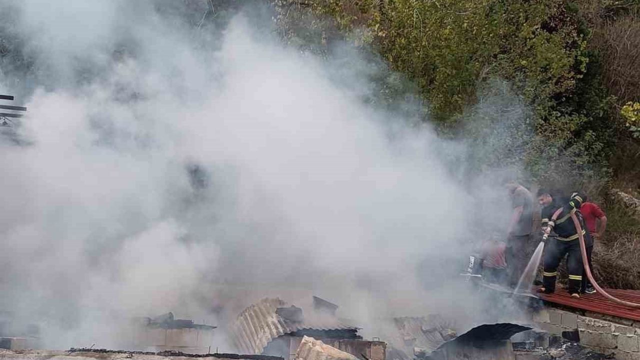 Yayladağı'nda Metruk Ev Yangını Kontrol Altına Alındı