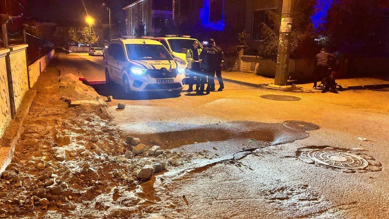 Yeni Asfaltlanan Yolda Göçük Oluştu: Elektrikli Bisiklet Sürücüsü Yaralandı