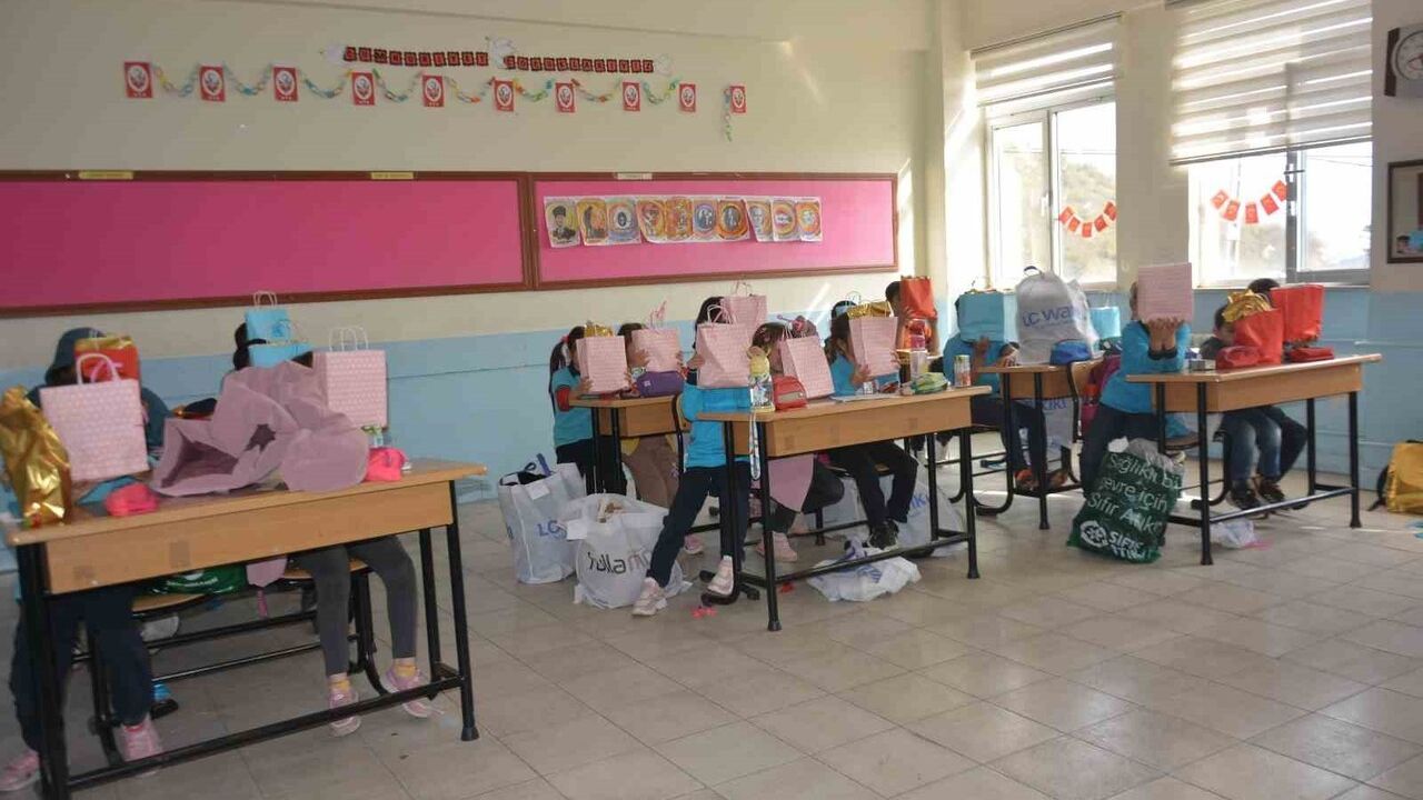 Yenikent İlkokulu'nda Hediyeleşme Sevinci