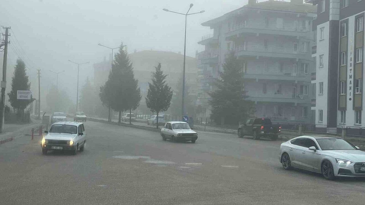 Yoğun Sis Tavşanlı'da Görüş Mesafesini Düşürdü
