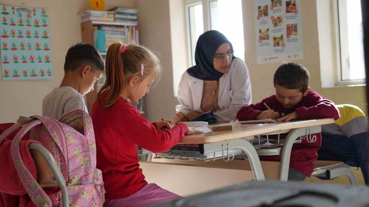 Yoncalı Köyü'nün Hem Öğretmeni Hem Gelini: Zahide Aydın