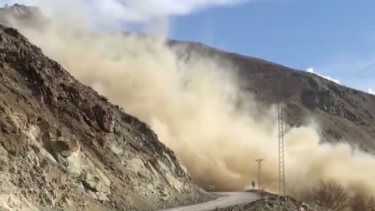 Yücebelen Köyü Yolunda Tehlikeli Kayalar Dinamit ile Temizlendi
