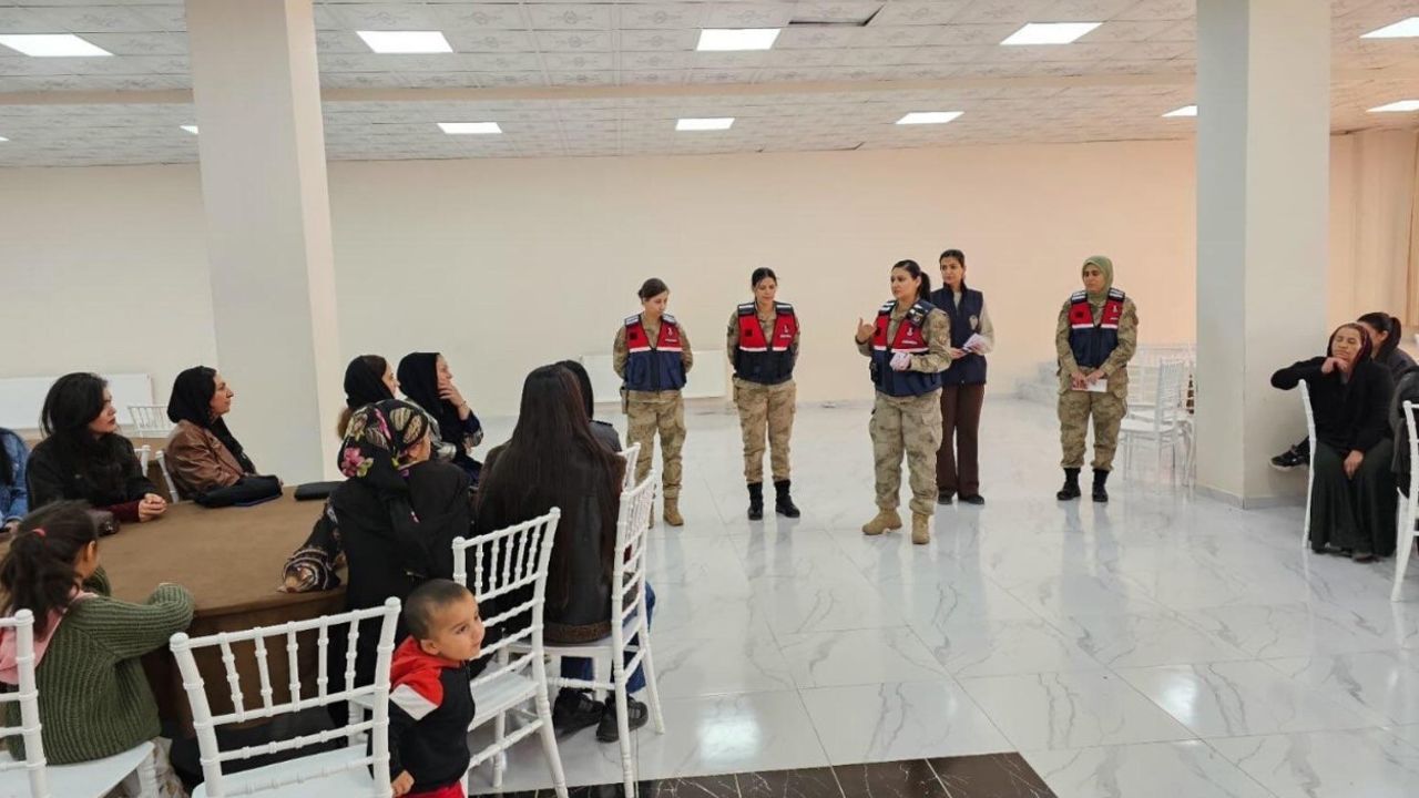Yüksekova'da Kadın Güvenlik Güçlerinden KADES Tanıtımı