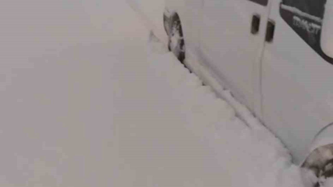 Yüksekova'da Kar Mesaisi: Mehmetçik Vatandaşların Yanında