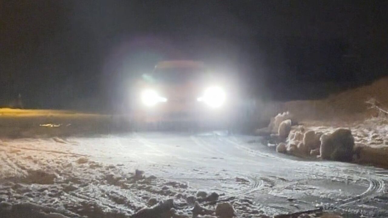 Yüksekova'da Kar Yağışı Sürücüleri Zorladı