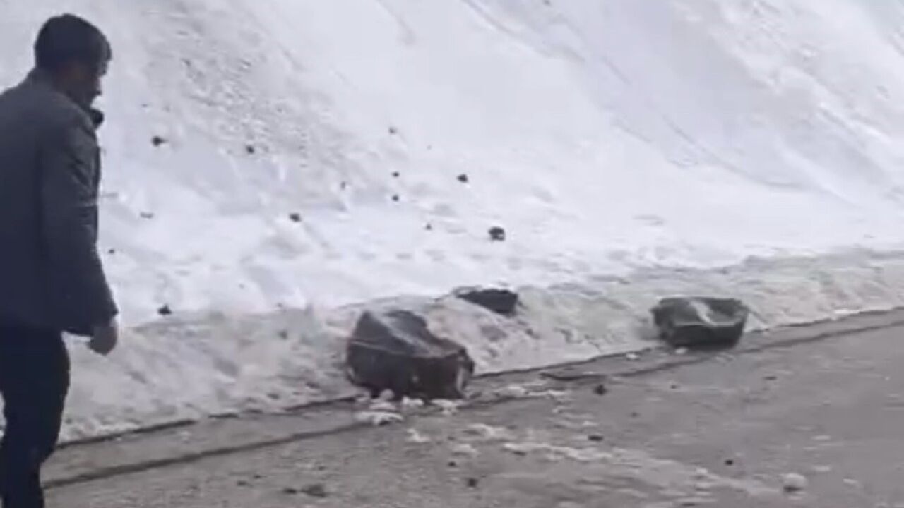 Yüksekova'da Kaya Parçaları Trafiği Tehdit Etti