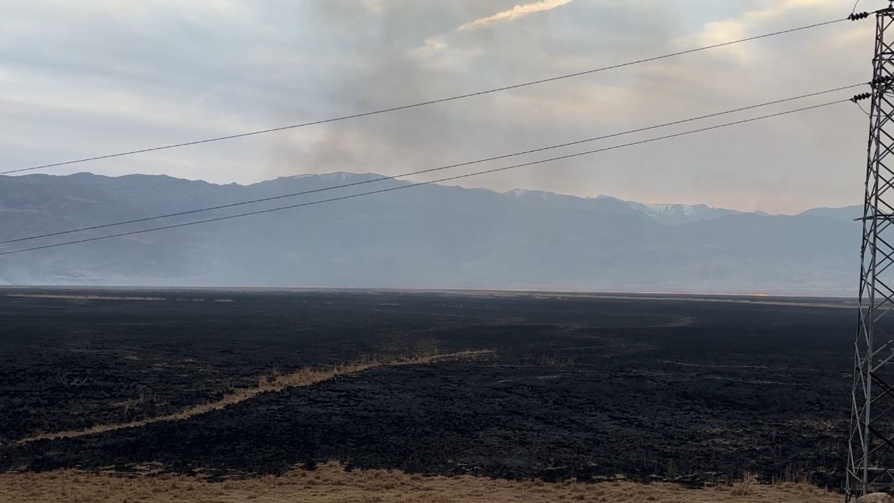 Yüksekova'da Kuş Cennetindeki Yangın Havadan Söndürülüyor