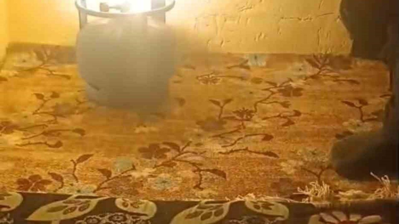 Yüksekova'da Öğrenciler Lüks Lambasıyla Ders Çalışıyor