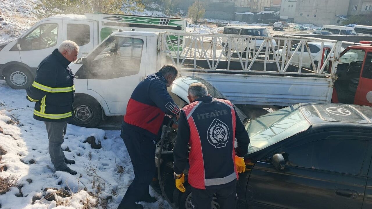 Yüksekova'da Seyir Halindeki Araç Yangını Kontrol Altına Alındı