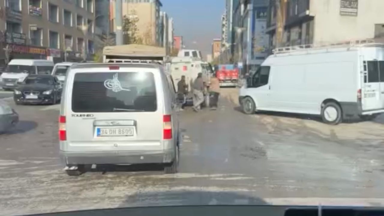 Yüksekova'da Vatandaşların Yardımıyla Zırhlı Araç Kurtarıldı