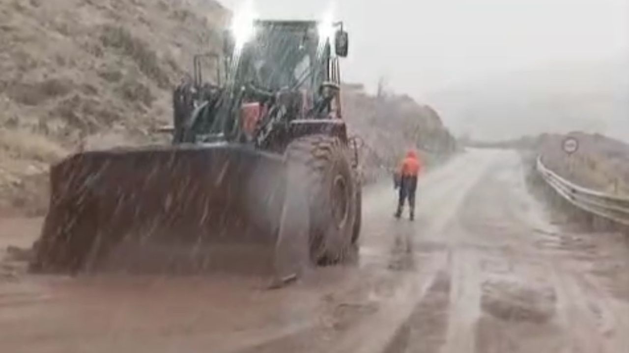 Yüksekova-Van Kara Yolunda Heyelan Neden Olduğu Sorunlar Artıyor