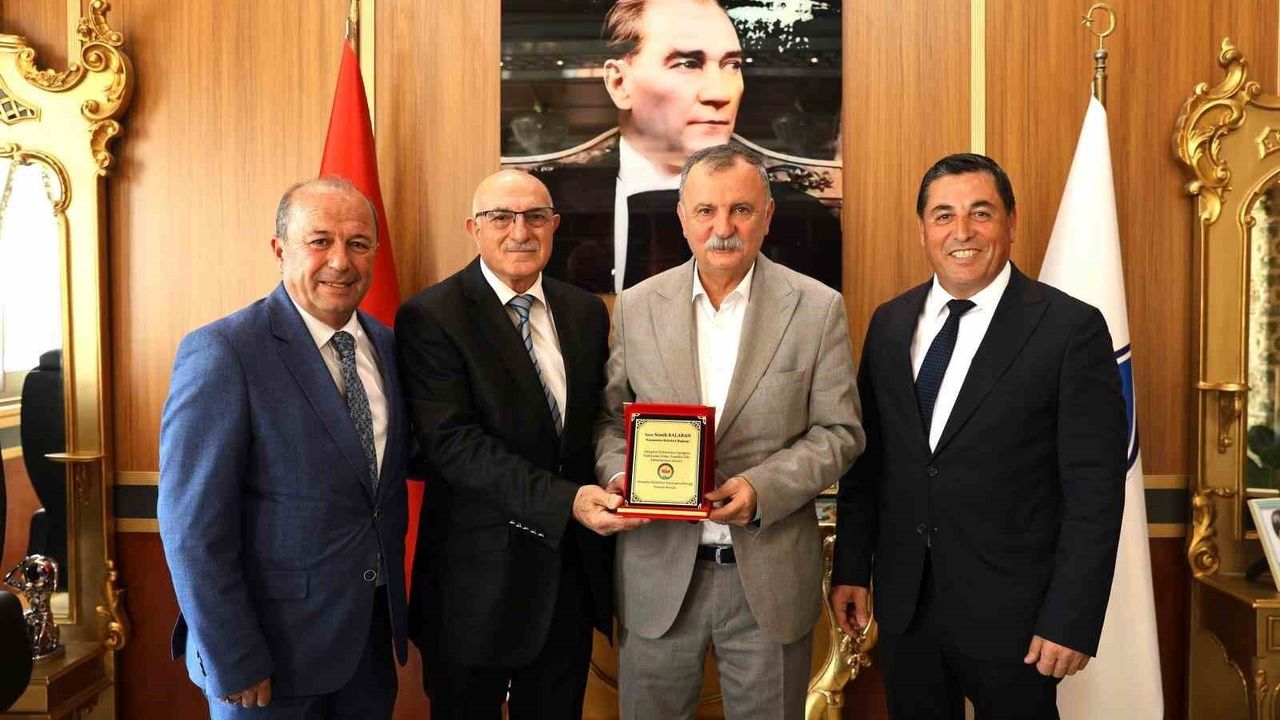 Yunusemre Belediye Başkanı Semih Balaban’a Plaket Töreni