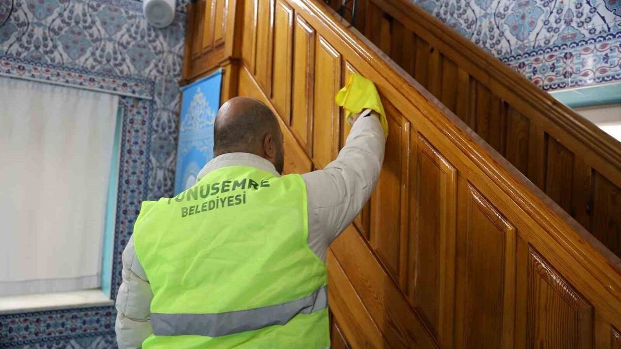 Yunusemre Belediyesi Camileri Temizliyor