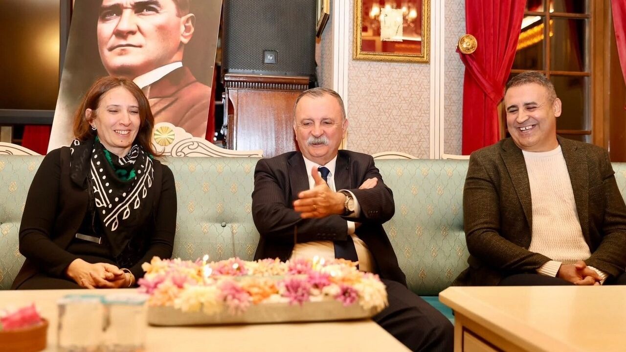 Yunusemre Belediyespor’dan Başkan Semih Balaban’a Sürpriz Kutlama