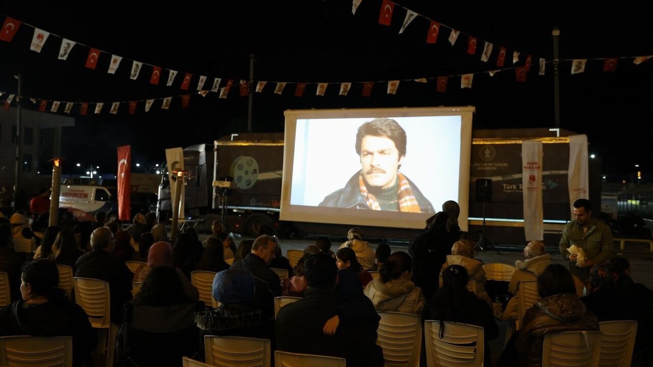 Yunusemre'de Açık Hava Sinemasıyla Yaz Akşamları Renklendi