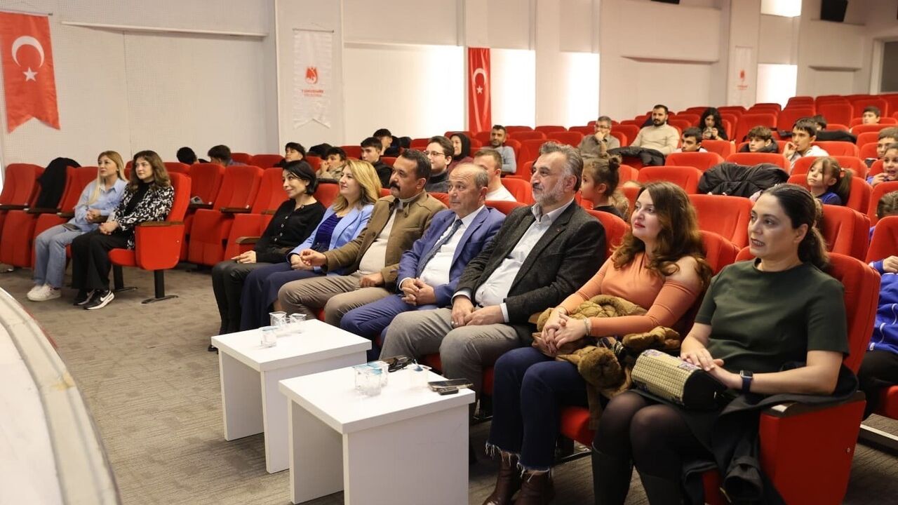 Yunusemre'de Sağlıklı Yaşam İçin Panel Düzenlendi