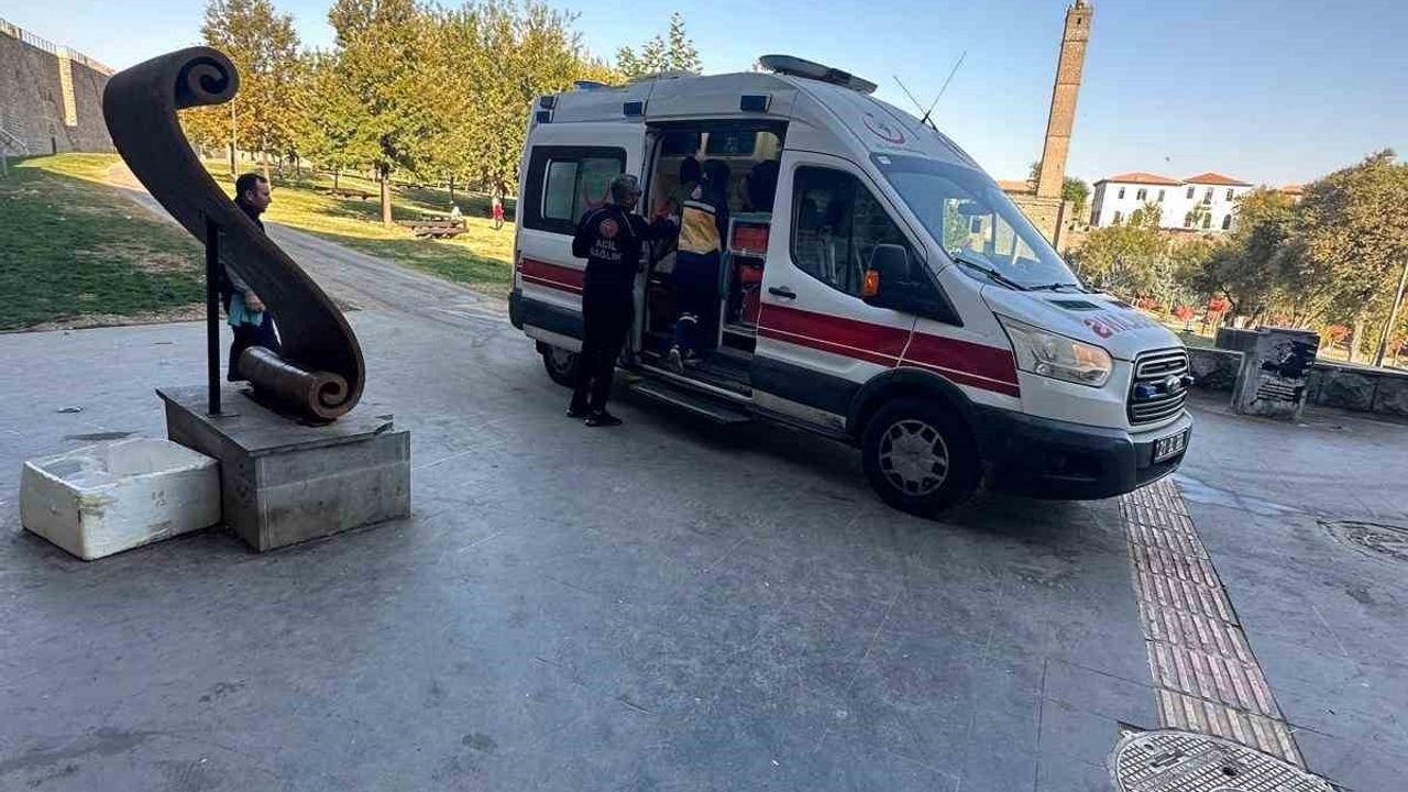 Zabıta Ekipleri İintihar Girişiminde Bulunan Kadını Kurtardı