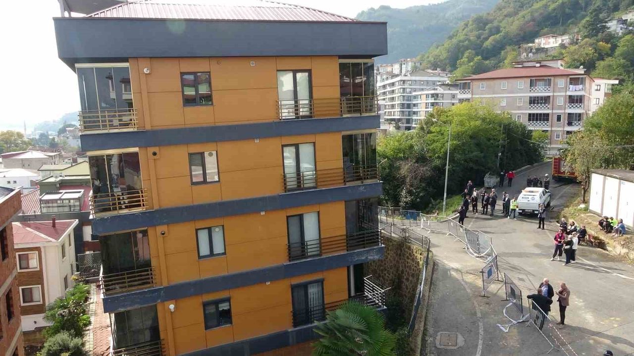 Zemin Kayması Nedeniyle Yıkılacak 5 Katlı Bina için Hazırlıklar Başladı