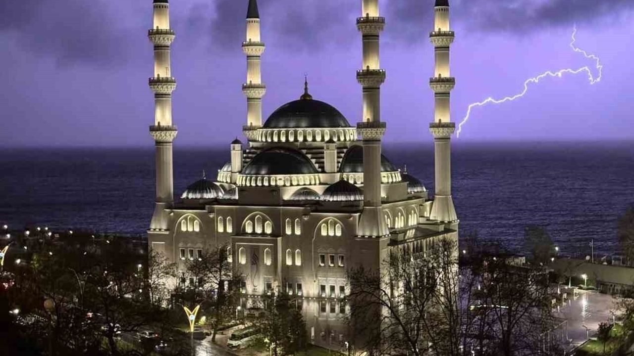 Zonguldak'ta Şimşekli Gece Sevildi