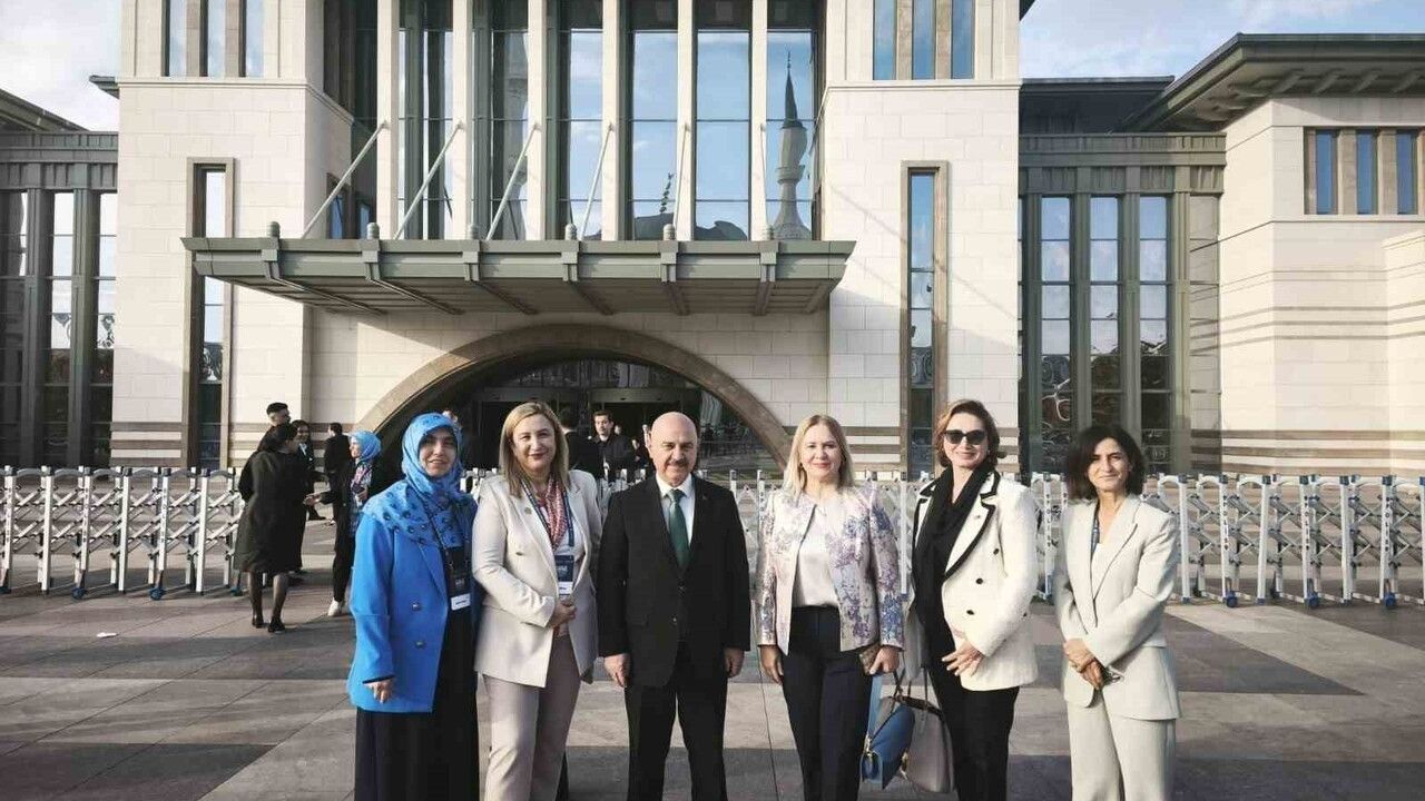 11. Türk Tıp Dünyası Kurultayı'nda Prof. Dr. Kekeçoğlu'na Ödül