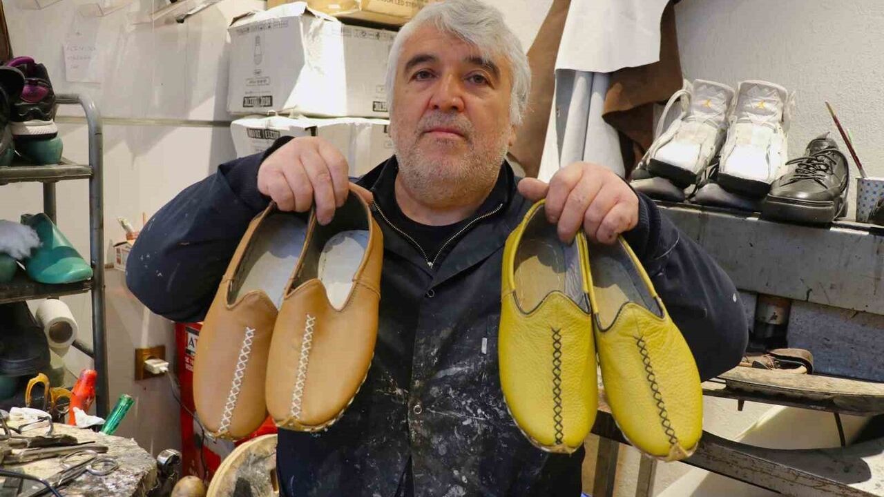 38 Yıllık Yemeni Ustası Zafer Kıtlık: Geleneksel Ayakkabı Kültürü İçin Mücadele Ediyor