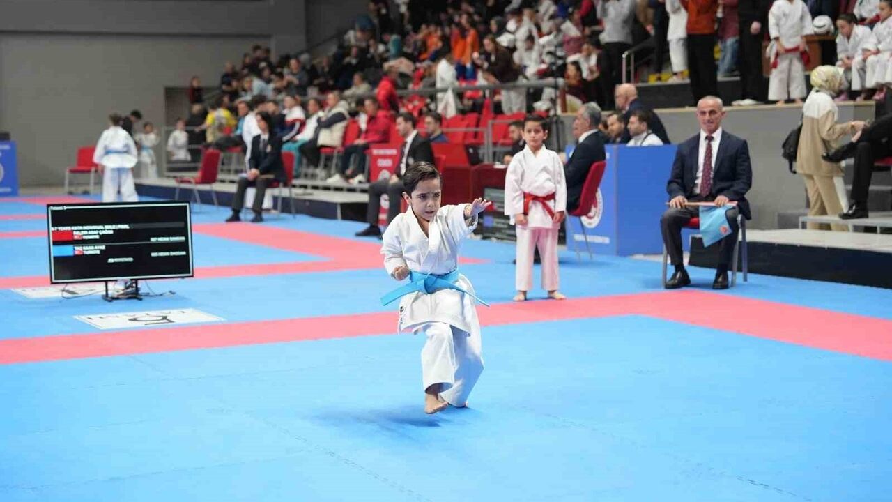 7 Yaşındaki Kaan Ayaz'dan Karate'de İki Şampiyonluk