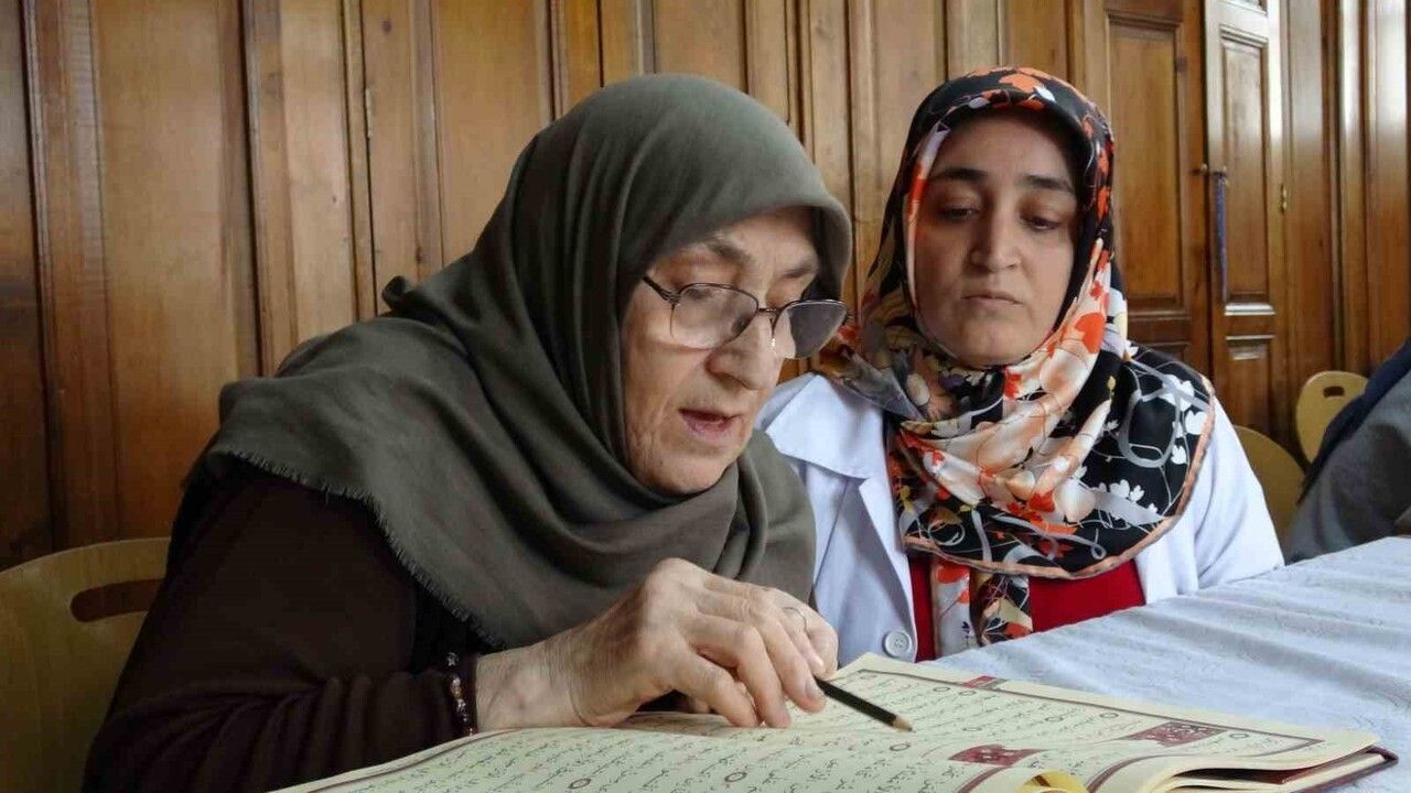 75 Yaşındaki Fatma Akıcı'nın Kur'an Öğrenme Azmi