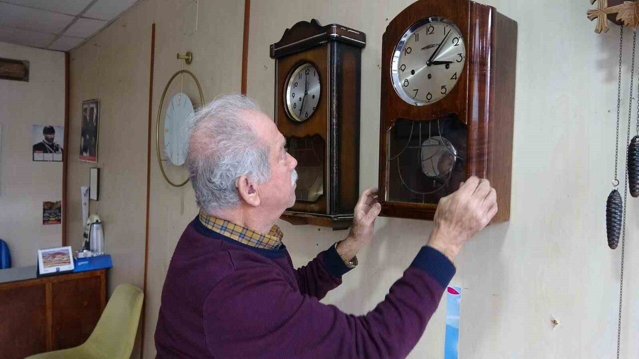 76 Yaşındaki Saat Ustası 61 Yıldır Mesleğini Sürdürüyor