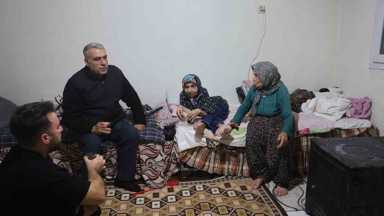 82 Yaşındaki Anne, 61 Yaşındaki Engelli Kızına Ömür Boyu Bakıyor